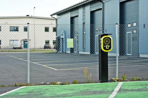 Bee Meter se moderni ja parempi sähköauton latausasema julkiseen lataamiseen. Bee Meterit myy ja asentaa EVM Finland Oy.