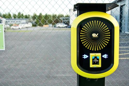 Bee Meter, se modernimpi sähköauton latausasema julkiseen lataamiseen. Kuvassa Bee Meter asennettuna Seinäjoella.