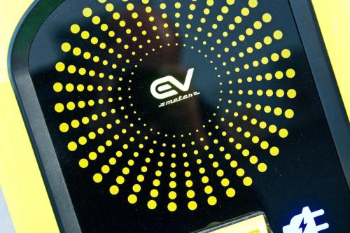 Bee Meterin näyttötaulu on modernin tyylikäs. Bee Meter sähköauton latausasemat saat EVM Finlandilta Seinäjoelta.