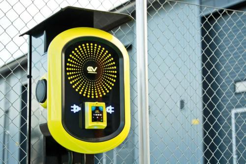 Haluatko helppoutta ja vaivattomuutta sähköauton lataamisen. Ota sillouin yhteyttä meihin. Meiltä saat Bee Meter latausasemat paikoilleen asennettuna.