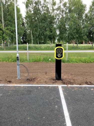 Bee Meter asennettuna paikoilleen Lappajärvellä. Vie sähköautojen lataus tulevaisuuteen ja hanki Bee Meter. Niitä saa EVM Finlandilta, Seinäjoelta.