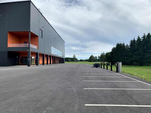 Tyylikkäät EV Meter sähköauton latausasemat asennettuna IKH-areenalle Kauhajoella. EV Meter-sähköauton latausasemat Suomessa myy EVM Finland Oy.