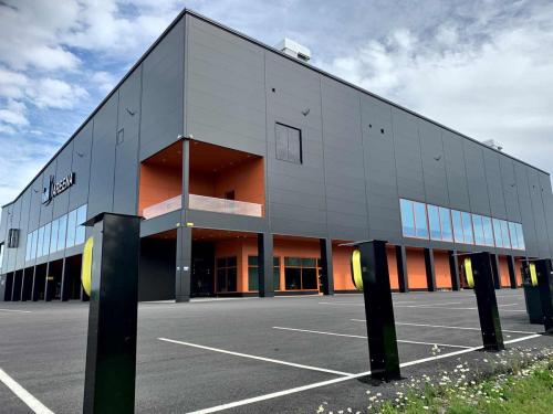 EV Meter sähköauton latausasemat asennettuna IKH-areenalle Kauhajoella. EV Meter-sähköauton latausasemat Suomessa myy EVM Finland Oy.