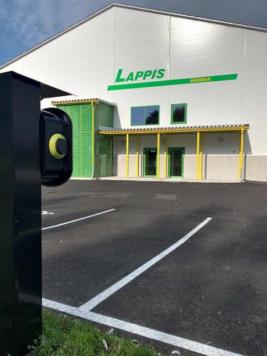 EV Meter sähköauton latausasema asennettuna Lappis-areenalle Lappajärvellä.