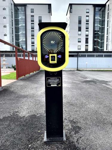 EV Meter sähköauton latausasema asennettuna paikalleen Seinäjoella. EV Meter-sähköauton latausasemat Suomessa myy EVM Finland Oy.
