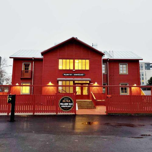 EV Meter-sähköauton latausasema Seinäjoella, Hotelli Alman piha-alueella.