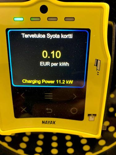 EV Meter-sähköauton latausaseman opastava näyttö.