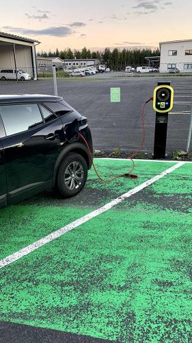 EV Meter-sähköauton latausasema asennettuna paikalleen Seinäjoella, Kapaernaumin teollisuusalueella.