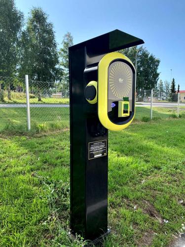EV Meter-Sähköauton latausasema paikalleen asennettuna. EV Meterit myy EVM Finland Oy.