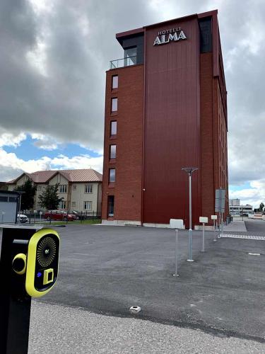 Hotelli Alma on juuri saanut EV Meter sähköauton latausasemat piha-alueelleen.