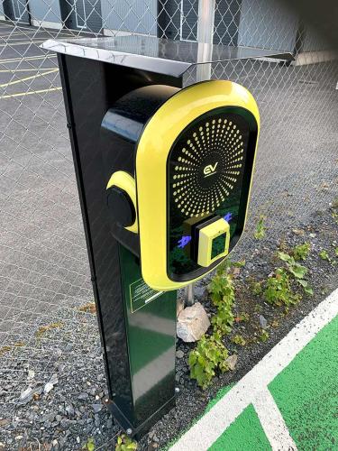EV Meter sähköauton latausasema asennettuna paikalleen Seinäjoella, Kapernaumin teollisuusalueella. EV Meter-sähköauton latausasemat toimittaa EVM Finland Oy.