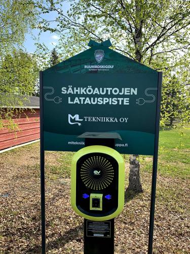 EV Meter sähköauton latausasema Ruuhikoski Golfin pysäköintialueella.