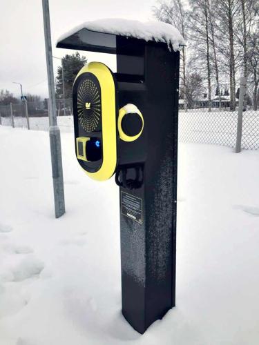 EV Meter sähköauton latausasema asennettuna paikalleen. EV Meter-sähköauton latausasemat toimittaa EVM Finland Oy.