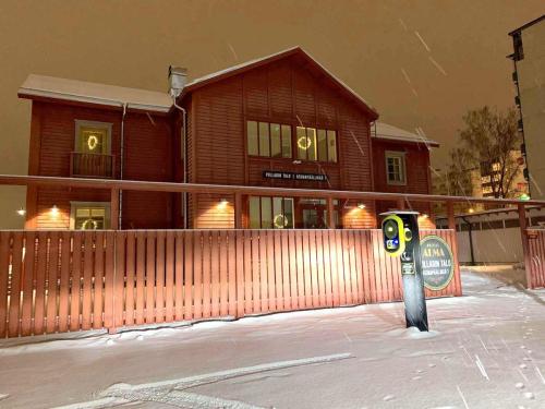 EV Meter-sähköauton latausasema Hotelli Alman pihassa Seinäjoella.