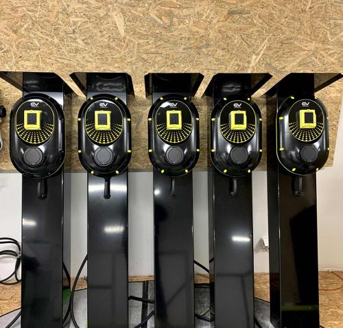 EV Meter-sähköauton latausasemat lähdössä asiakkaalle.